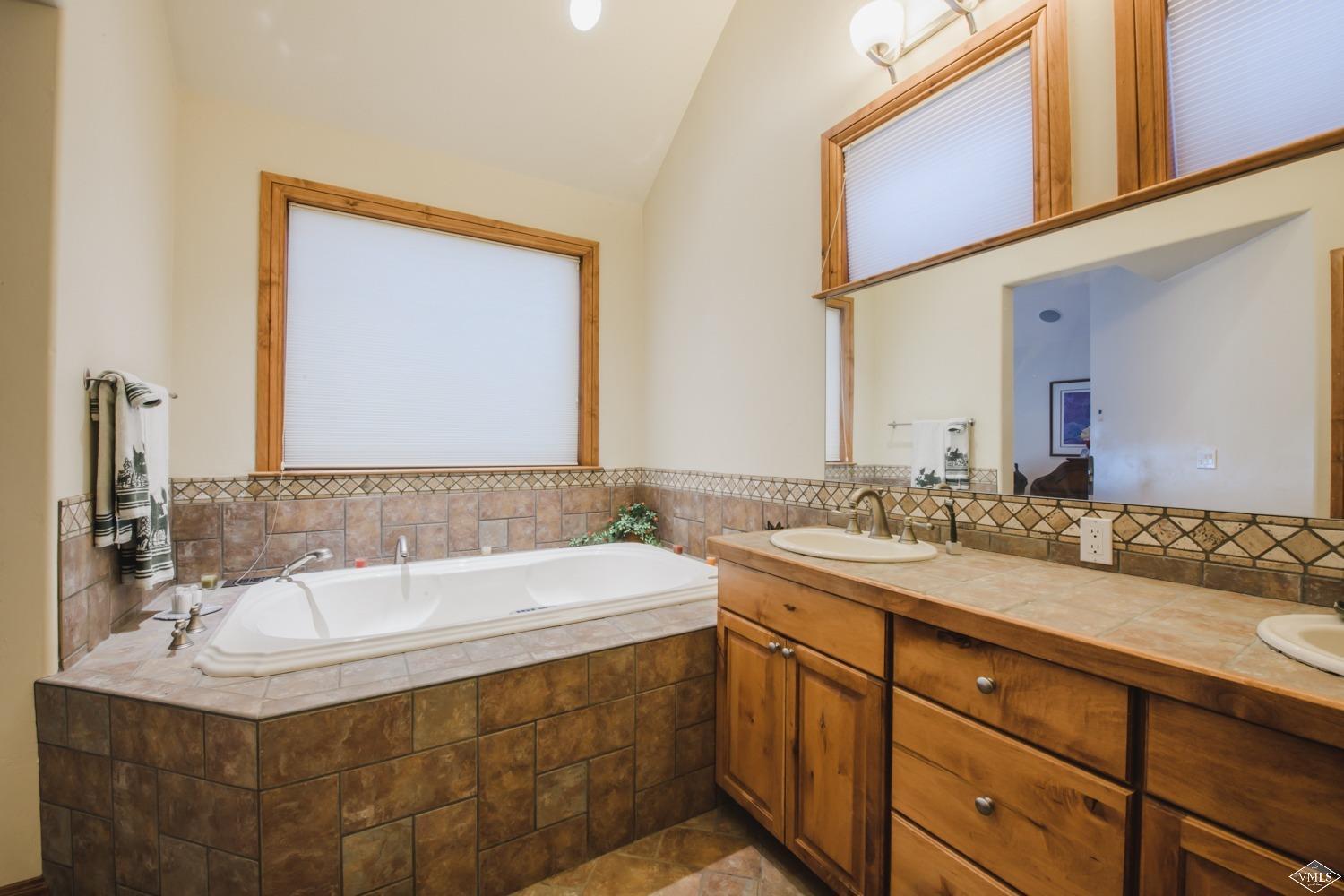 160 Timberwolf Gypsum, CO 81637 - Photo 3 of 9 Master bath with jetted tub