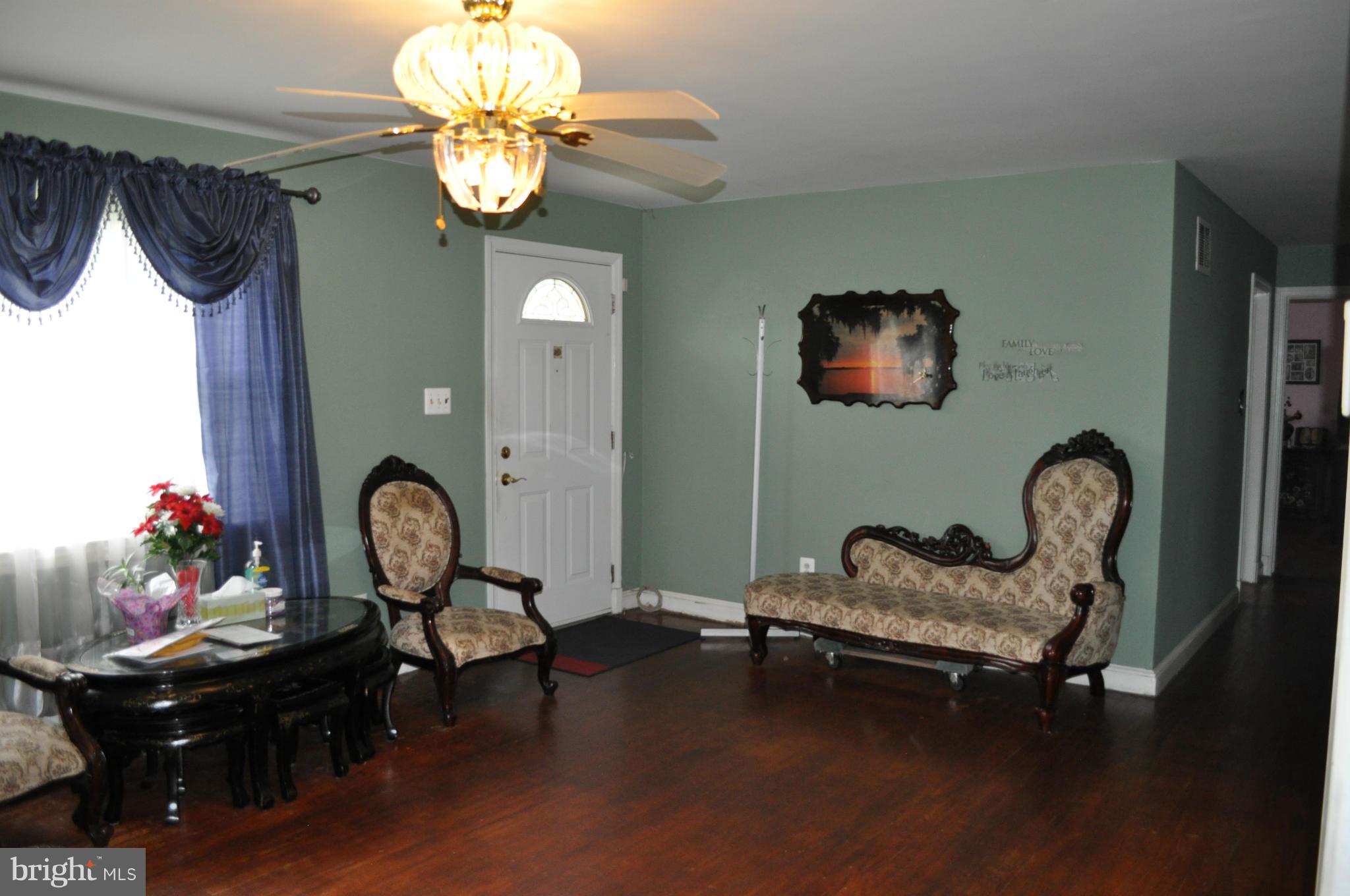 6102 Amherst Avenue Springfield, VA 22150 - Photo 3 of 15 Living Room