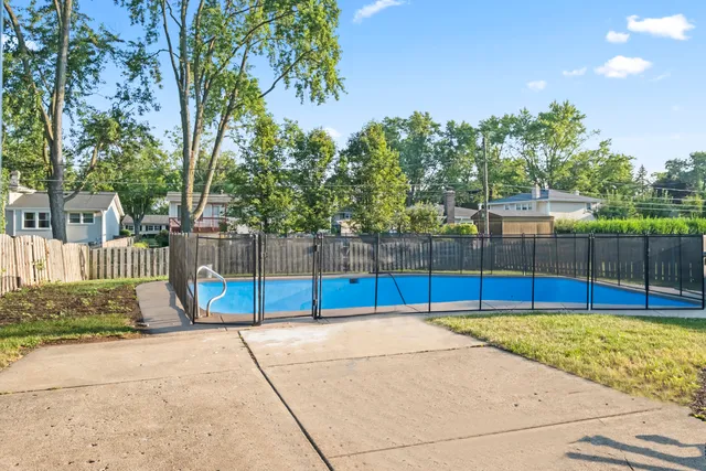 a view of a backyard