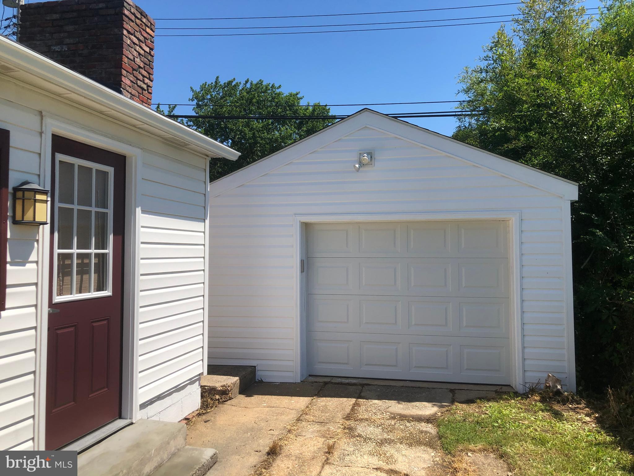 1006 Stane Road Glen Burnie, MD 21060 - Photo 2 of 44 14 x 20 Garage with auto opener and 2 remotes