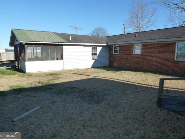 a view of back yard of the house