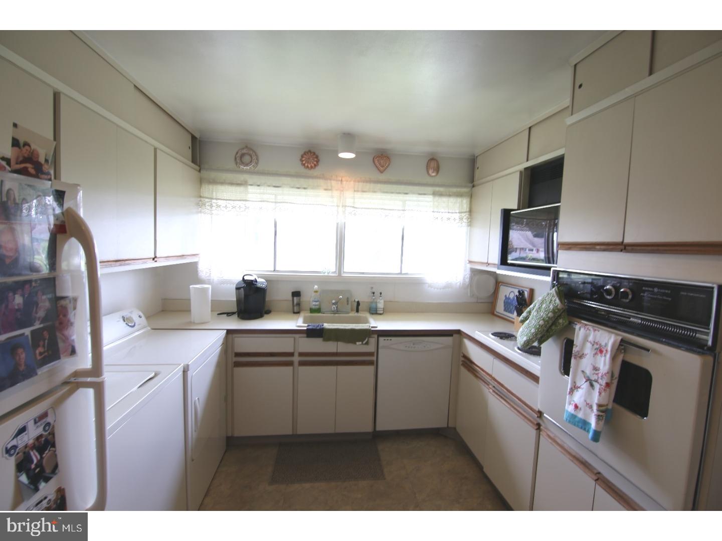 31 Hunt Road Levittown, PA 19056 - Photo 3 of 14 Kitchen