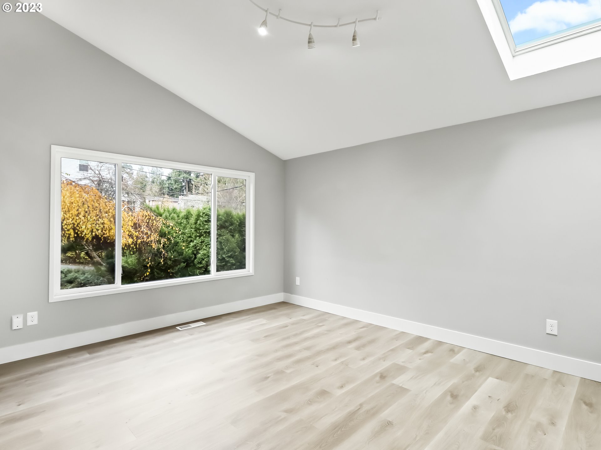 11612 Southwest 41st Avenue Portland, OR 97219 - Photo 8 of 48 Gallery Image 8
