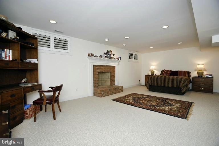 8536 Brickyard Road Potomac, MD 20854 - Photo 20 of 26 Family Room