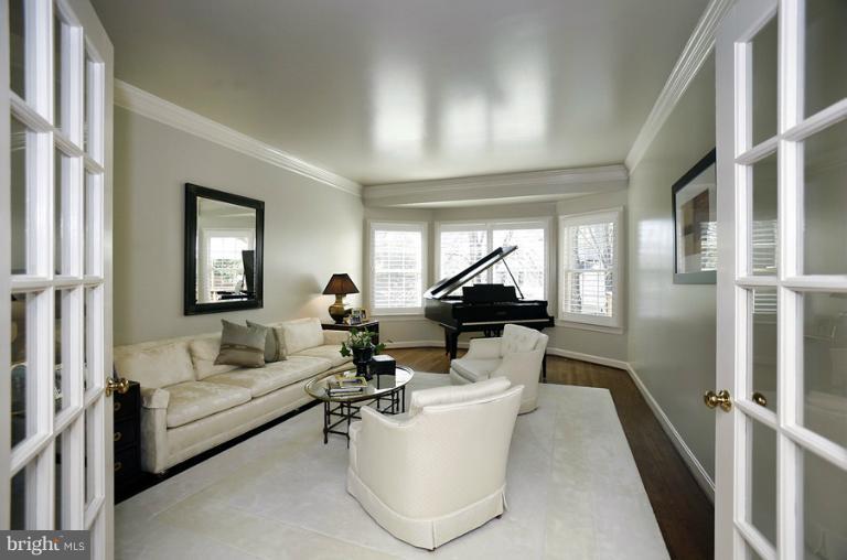 8536 Brickyard Road Potomac, MD 20854 - Photo 3 of 26 Conservatory