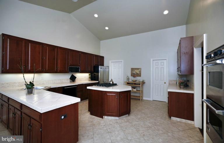 8536 Brickyard Road Potomac, MD 20854 - Photo 9 of 26 Kitchen