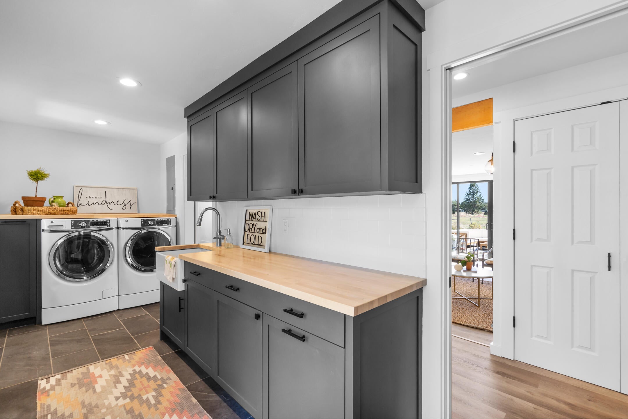 63375 Deschutes Market Road Bend, OR 97701 - Photo 21 of 43 21 aundry room
