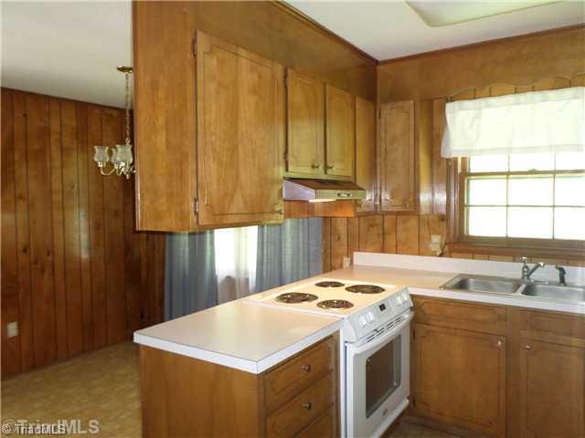 1285 Frye Bridge Road Clemmons, NC 27012 - Photo 4 of 16 Kitchen. kitchen has look-through to breakfast/dining area that s great for family dinner or when entertaining guests.