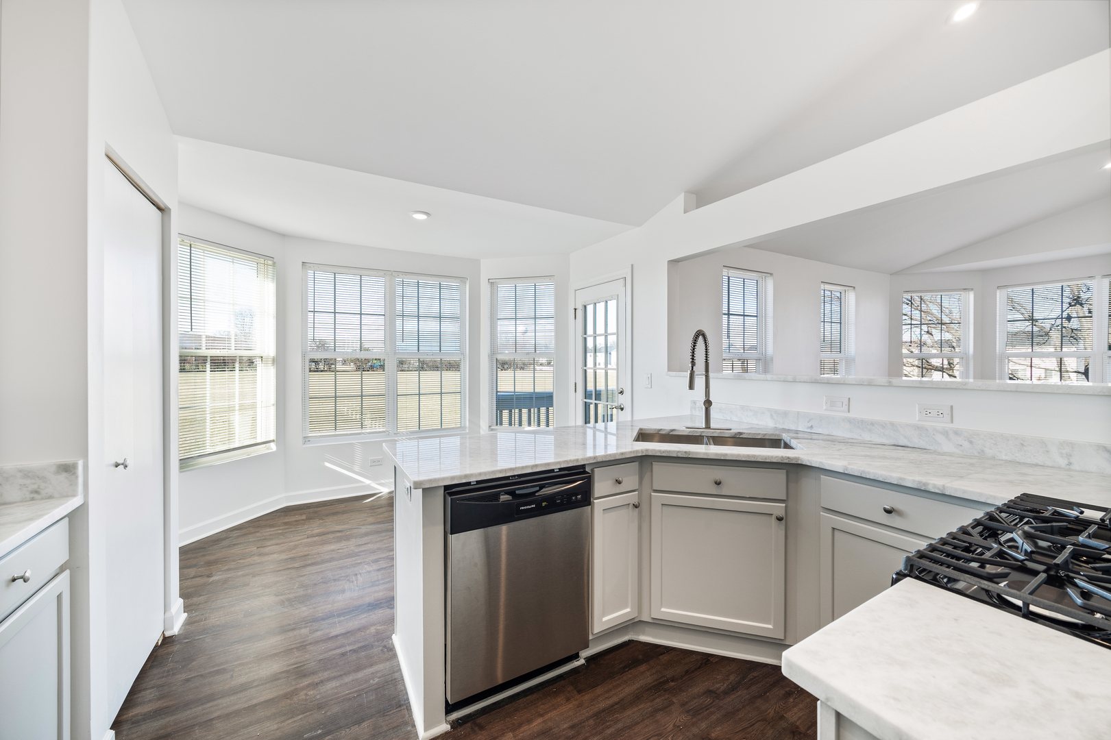 715 Four Seasons Boulevard Aurora, IL 60504 - Photo 7 of 17