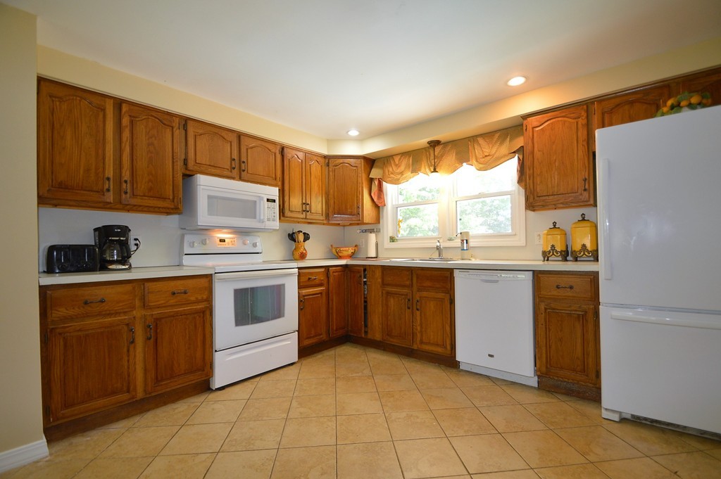 67 Jeannine Road Bellingham, MA 02019 - Photo 8 of 28