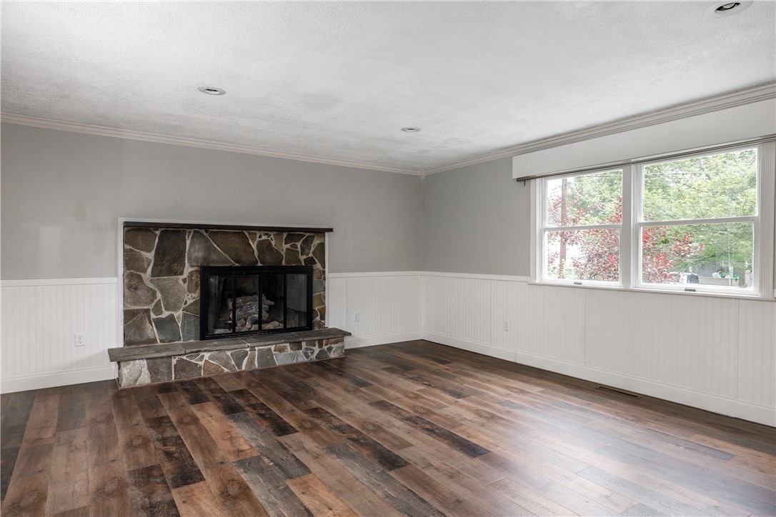 264 Walnut Street Corning, NY 14830 - Photo 9 of 32 Livingroom