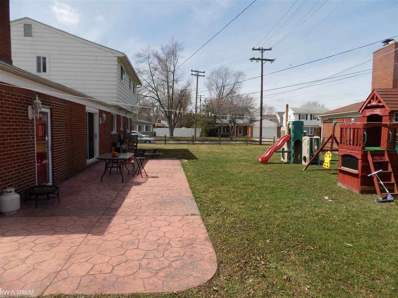 18609 Davidson Road Fraser, MI 48026 - Photo 6 of 30 31369913-5.JPG