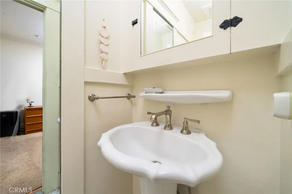 335 Harvard Avenue North Claremont, CA 91711 - Photo 22 of 71 a bathroom with a sink and a mirror