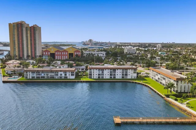 $2,500 | 410 Wilma Circle, Unit 103, Riviera Beach, FL 33404