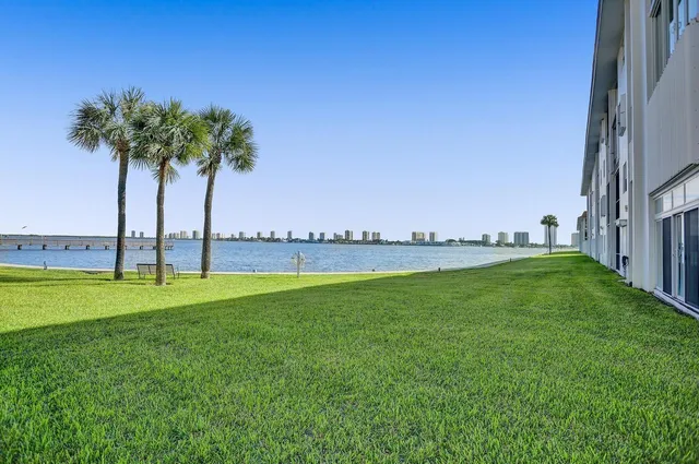 $2,500 | 410 Wilma Circle, Unit 103, Riviera Beach, FL 33404