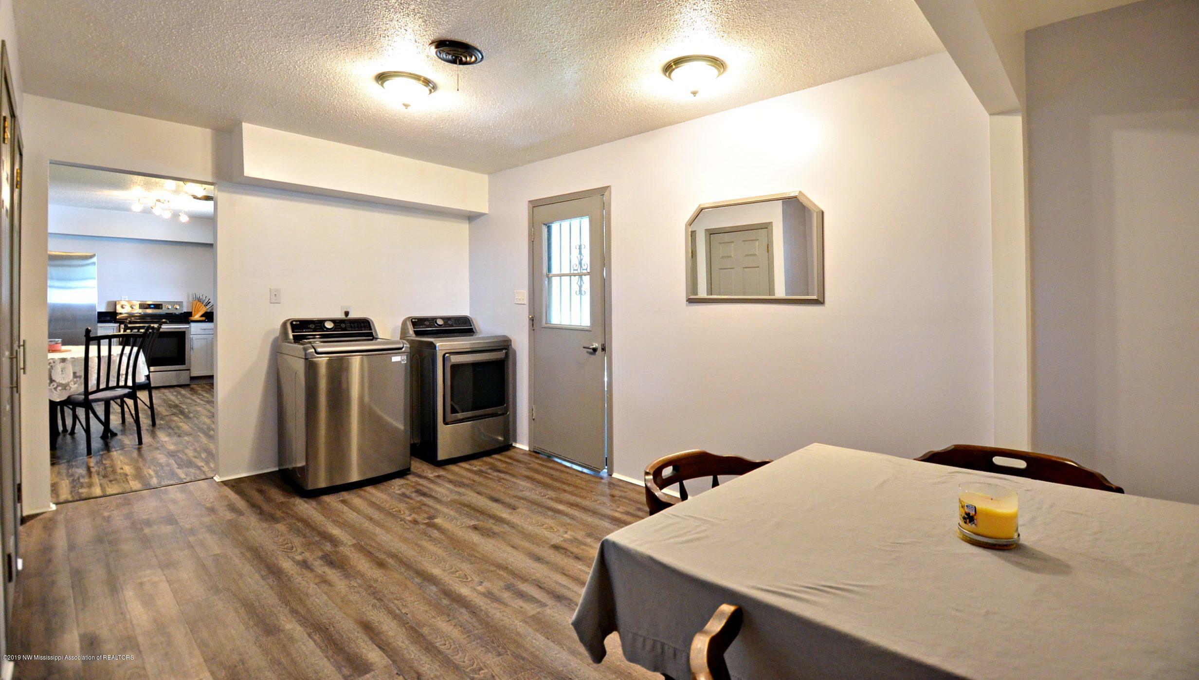 4497 Pleasant Hill Road Olive Branch, MS 38654 - Photo 17 of 31 Mud Room View 2