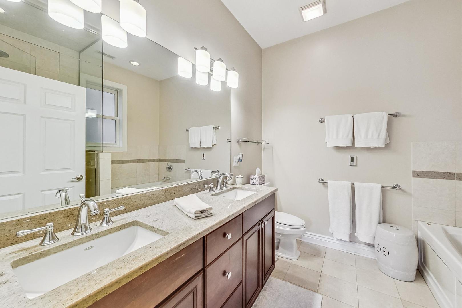1253 West Addison Street, Unit 2 Chicago, IL 60613 - Photo 13 of 26 Gallery Image 13
