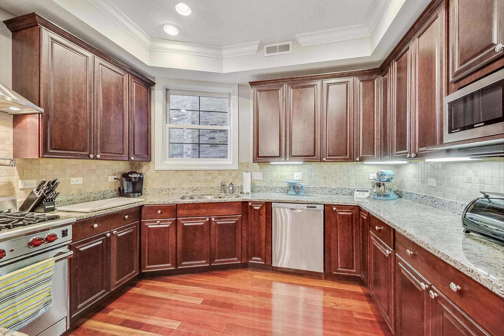 1253 West Addison Street, Unit 2 Chicago, IL 60613 - Photo 6 of 26 Gallery Image 6