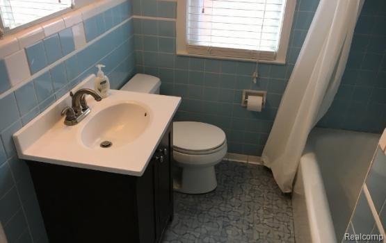 1218 Hampton Road Grosse Pointe Woods, MI 48236 - Photo 17 of 19