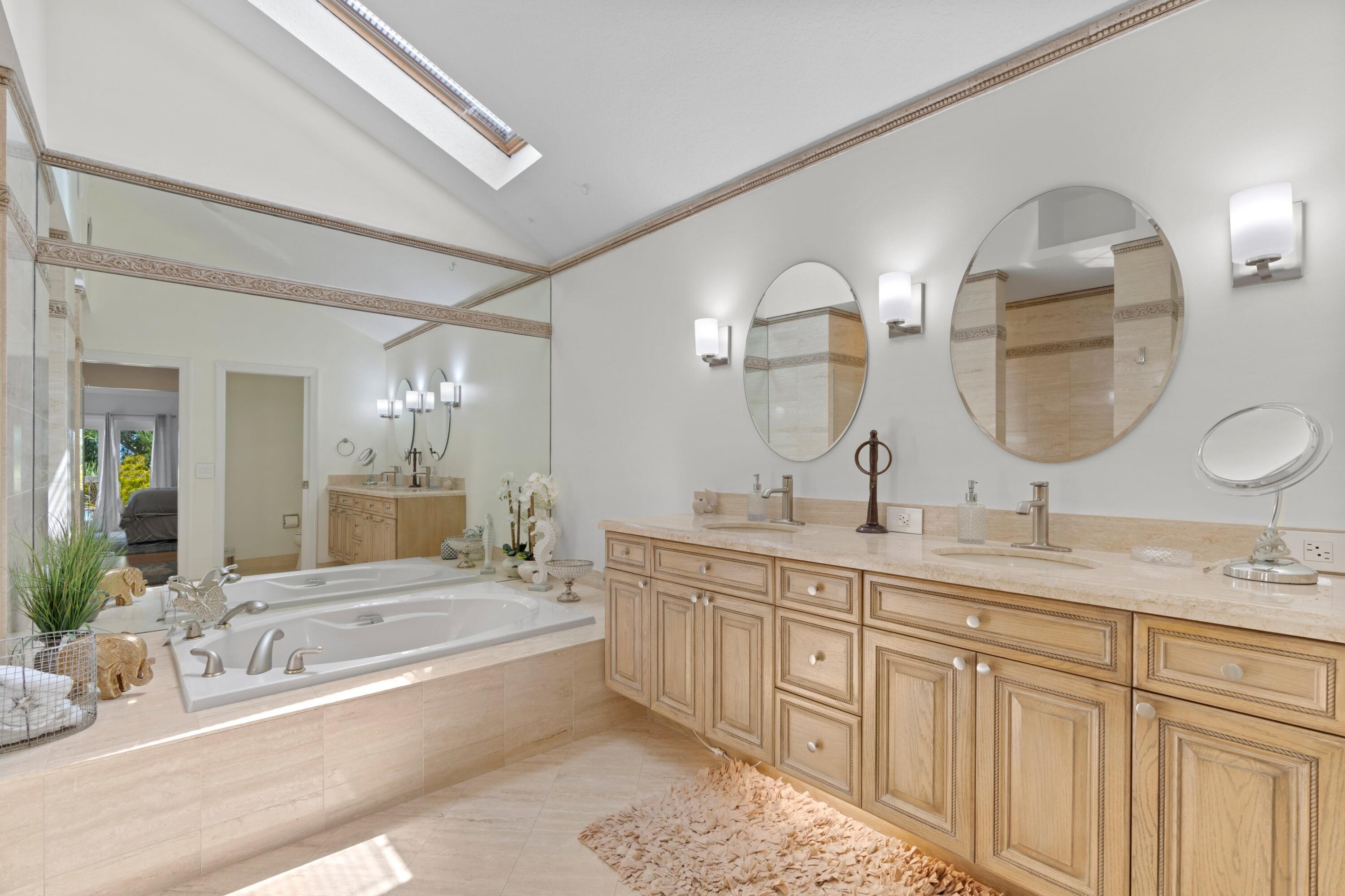 197 Ridge Road Jupiter, FL 33477 - Photo 16 of 30 ROMAN TUB