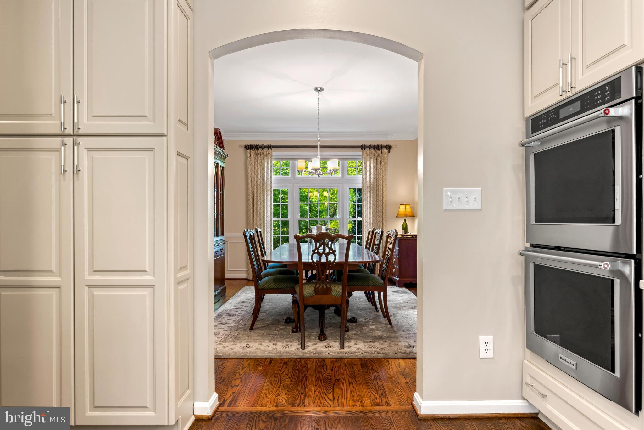 1552 Shipsview Road Annapolis, MD 21409 - Photo 24 of 129 Arched doorway from dining room to Gourmet Kitchen