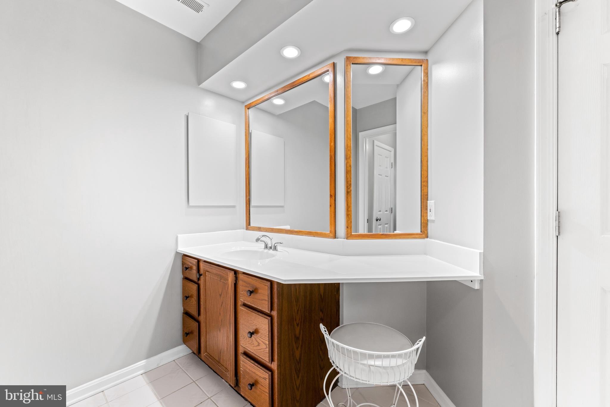 1552 Shipsview Road Annapolis, MD 21409 - Photo 92 of 129 2nd Owner's ensuite bathroom
