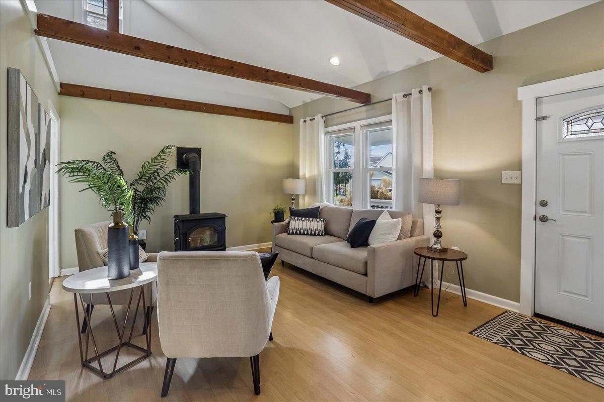 22325 Nicholson Farm Road Dickerson, MD 20842 - Photo 3 of 32 a living room with furniture and a potted plant