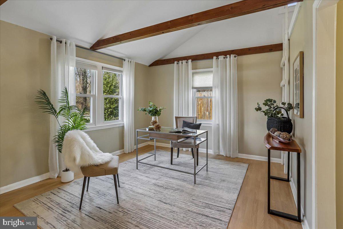 22325 Nicholson Farm Road Dickerson, MD 20842 - Photo 4 of 32 a living room with furniture and a potted plant