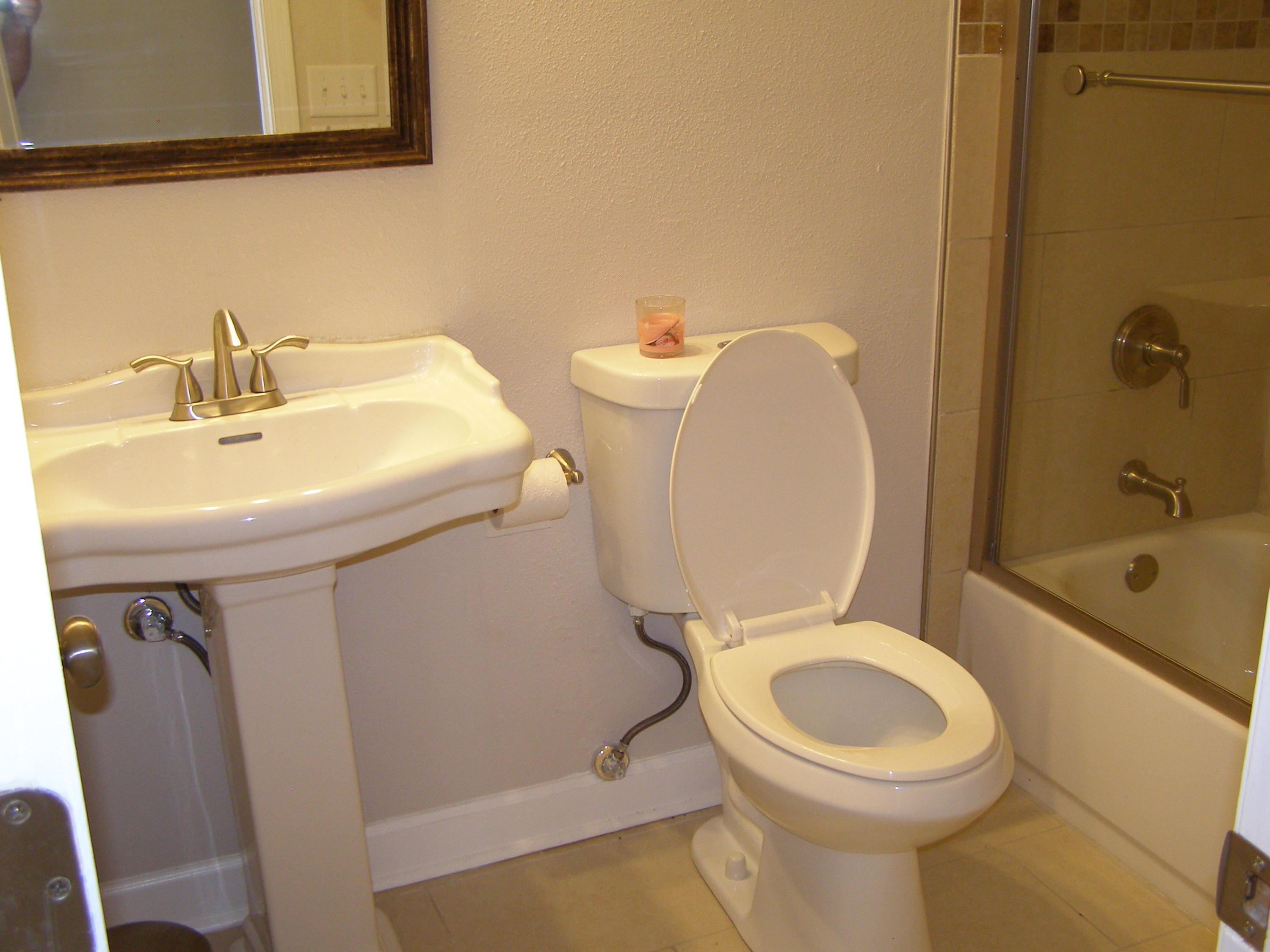 3356 Auburn Road Crestview, FL 32539 - Photo 14 of 34 a bathroom with a sink mirror toilet and bathtub