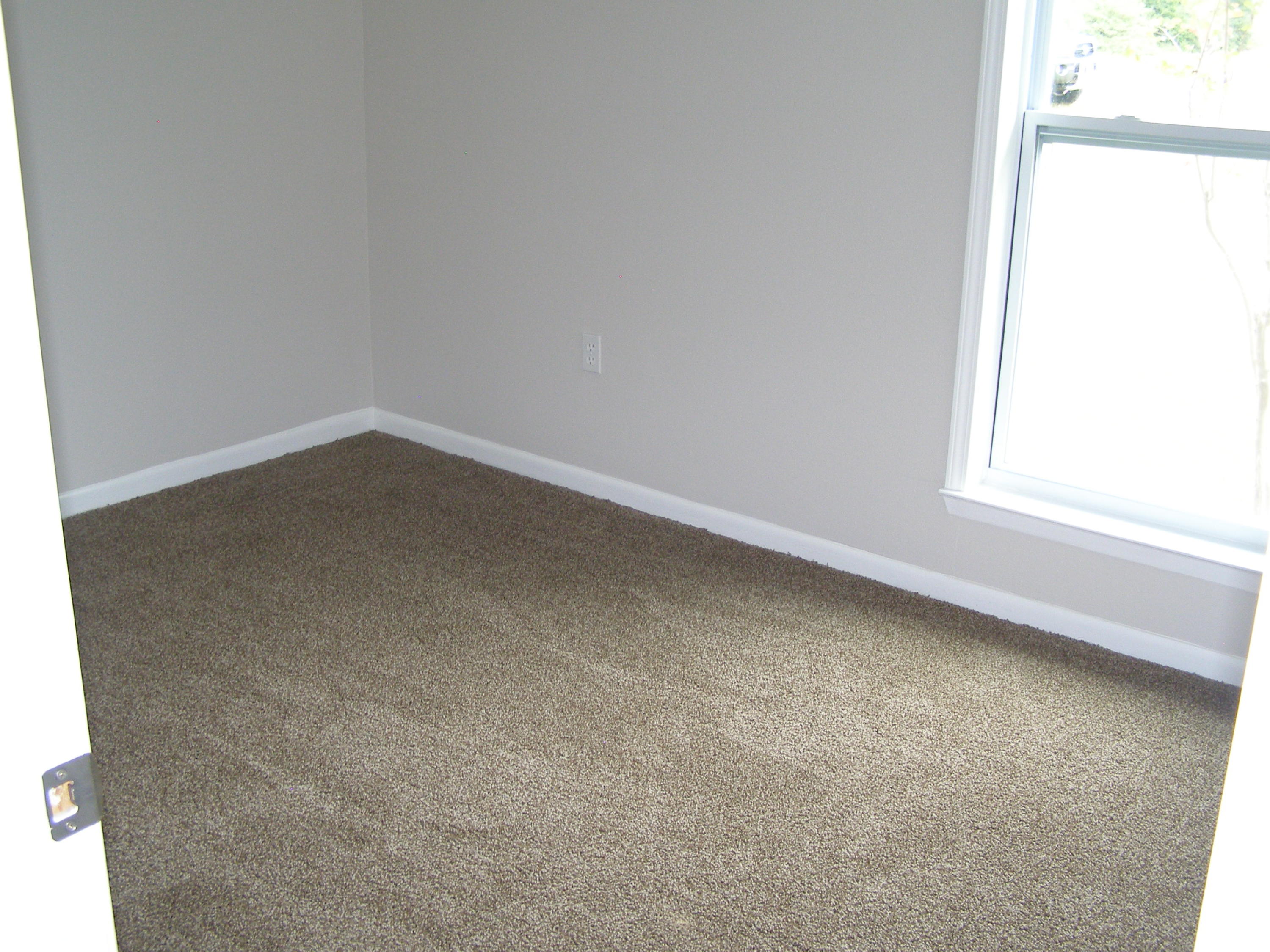 3356 Auburn Road Crestview, FL 32539 - Photo 20 of 34 an empty room with a window
