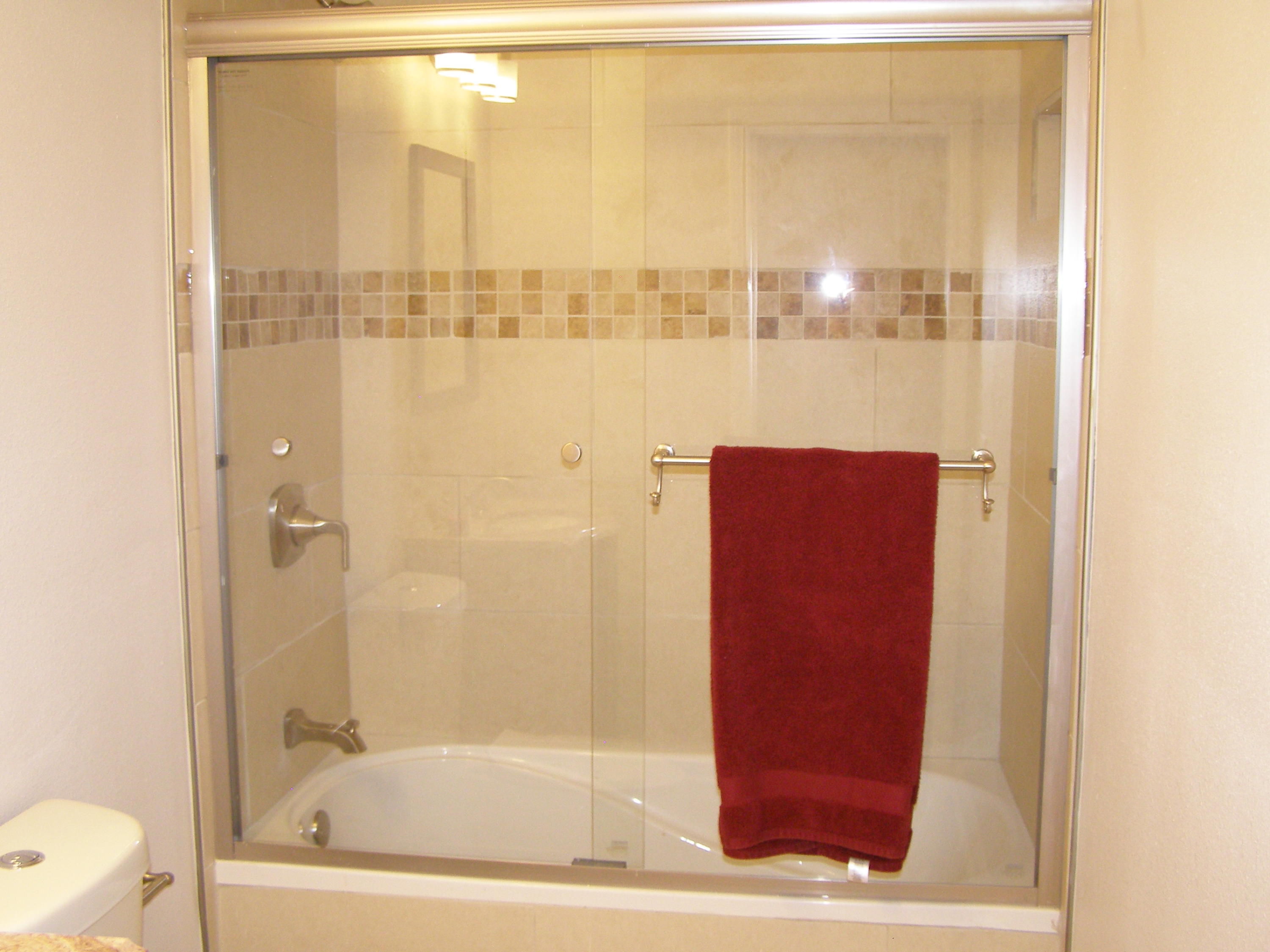 3356 Auburn Road Crestview, FL 32539 - Photo 25 of 34 a bathroom with a bathtub and a shower