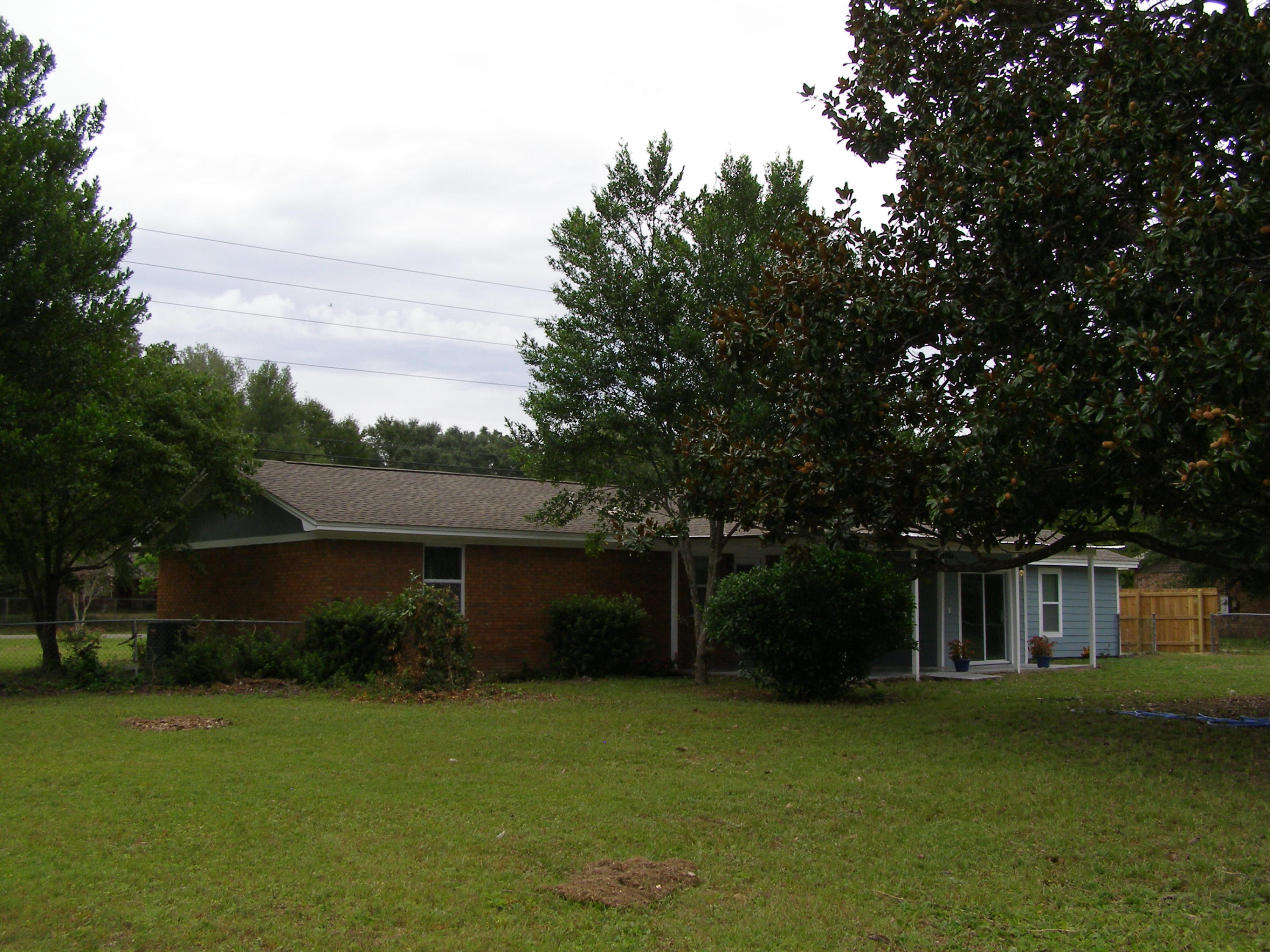 3356 Auburn Road Crestview, FL 32539 - Photo 32 of 34 a front view of a house with a garden