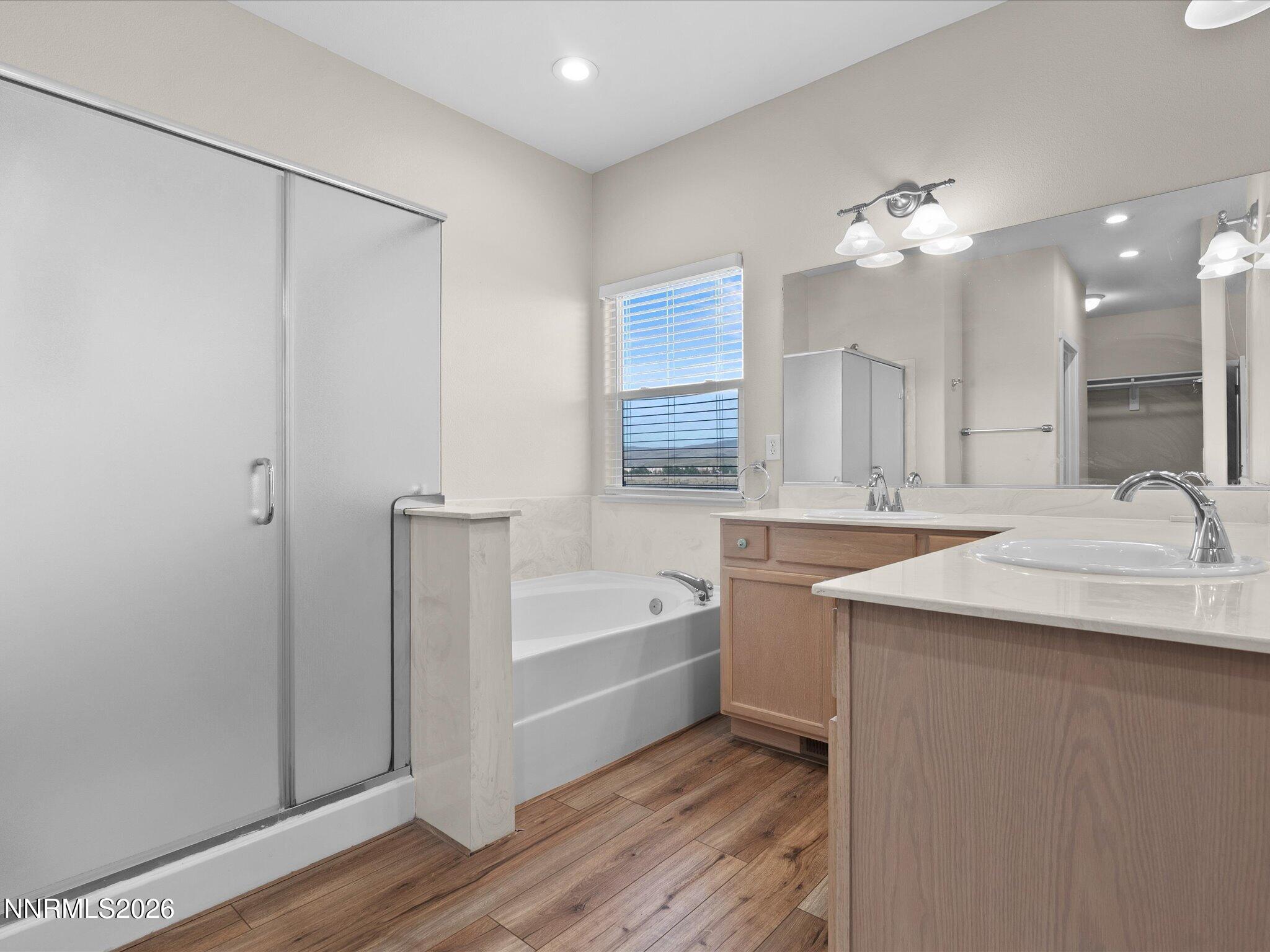 5570 Knoll View Way Sparks, NV 89436 - Photo 39 of 69 a large bathroom with a sink a mirror and a bathtub