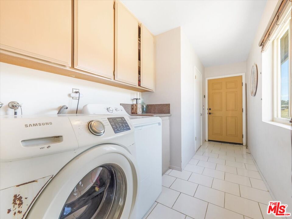 9446 Green Road Pinon Hills, CA 92372 - Photo 19 of 24 a view of utility room with washer and dryer
