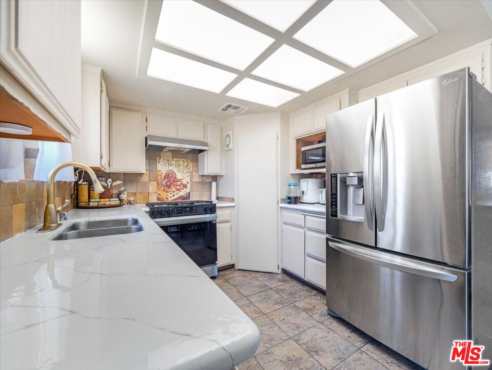 9446 Green Road Pinon Hills, CA 92372 - Photo 23 of 24 a kitchen with stainless steel appliances granite countertop a refrigerator a stove and a sink with large refrigerator