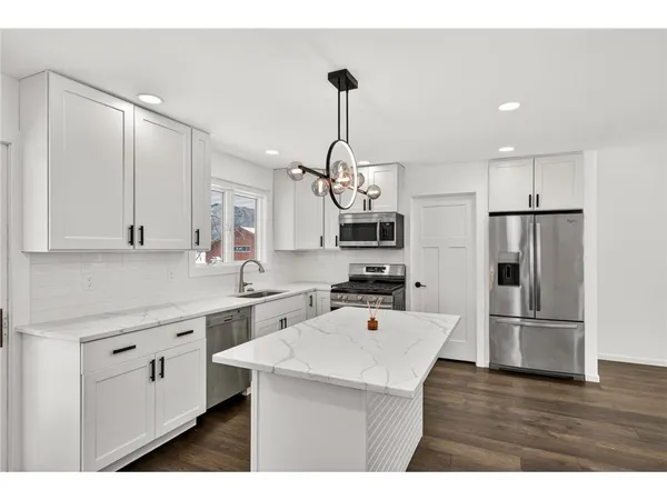 $2,300 | 110920 North Oak Knoll Terrace, Hopkins, MN 55305