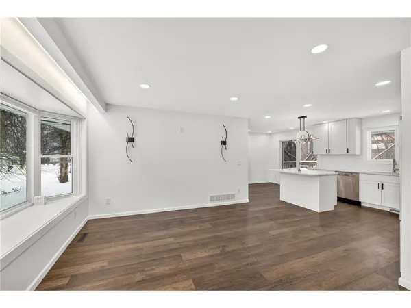 $2,300 | 110920 North Oak Knoll Terrace, Hopkins, MN 55305