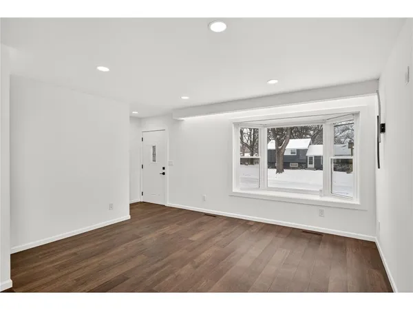 $2,300 | 110920 North Oak Knoll Terrace, Hopkins, MN 55305