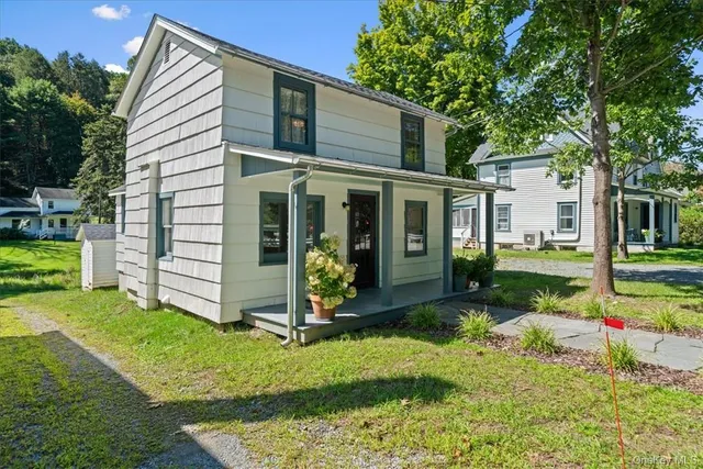 a view of a house with yard