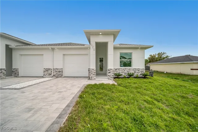 a view of a house with backyard and garden