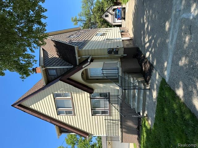 24320 Flower Avenue Eastpointe, MI 48021 - Photo 1 of 29