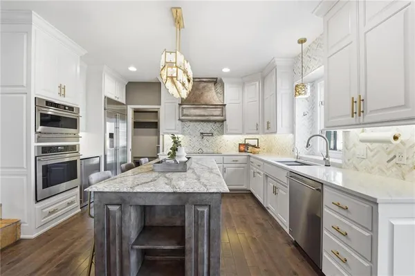 $800,000 | 9206 West 146th Place, Overland Park, KS 66221