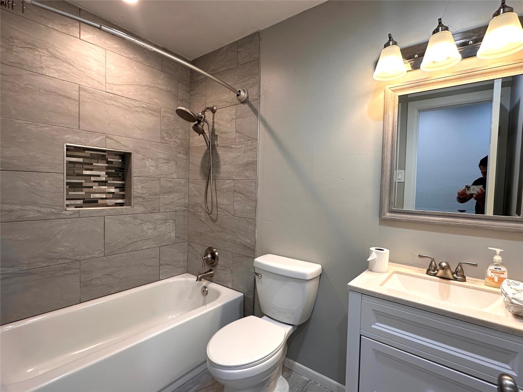 2500 Biggs Drive Austin, TX 78741 - Photo 16 of 23 a bathroom with a toilet a sink and bathtub