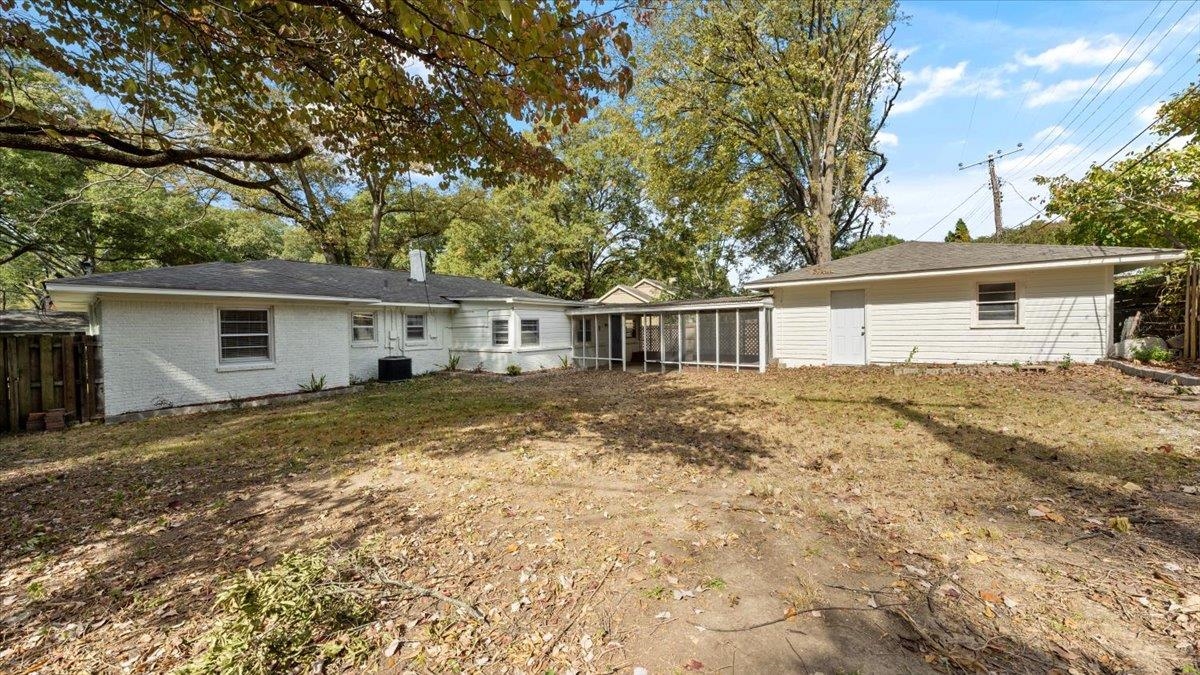 176 North Rose Road Memphis, TN 38117 - Photo 20 of 24 front view of a house with a yard