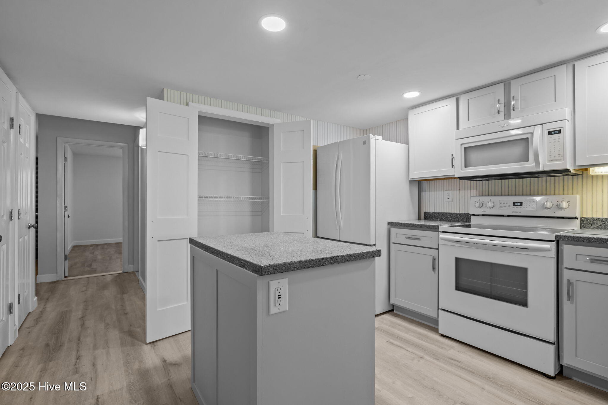 10300 Coast Guard Road, Unit D211 Emerald Isle, NC 28594 - Photo 9 of 54 Kitchen V5