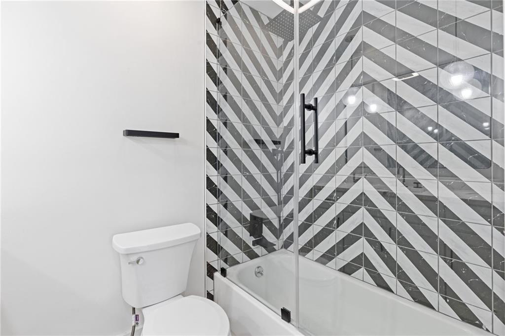 120 Mt Vernon Circle Atlanta, GA 30338 - Photo 21 of 44 a bathroom with a toilet a sink and mirror