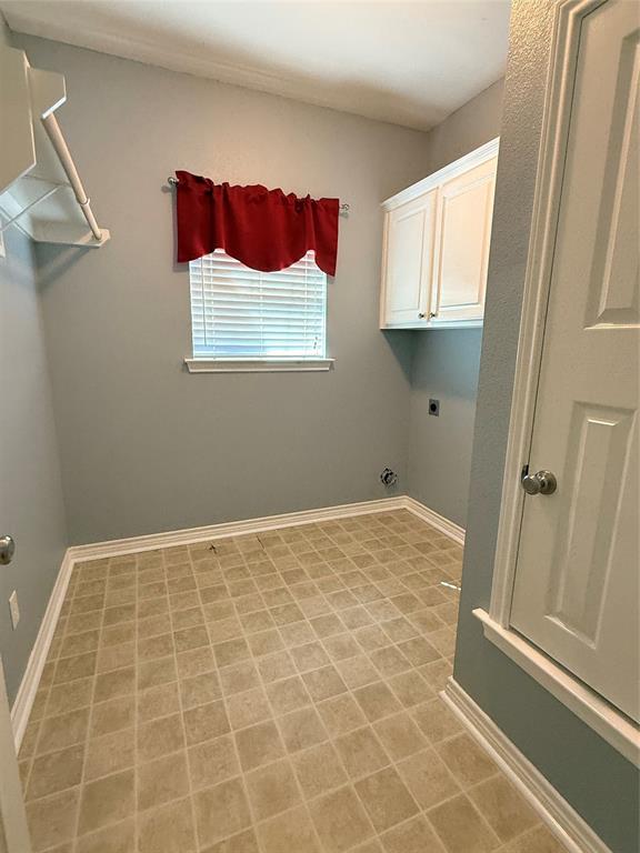 2429 Pecan Springs Road Cleburne, TX 76031 - Photo 19 of 21 a bathroom with a bathtub