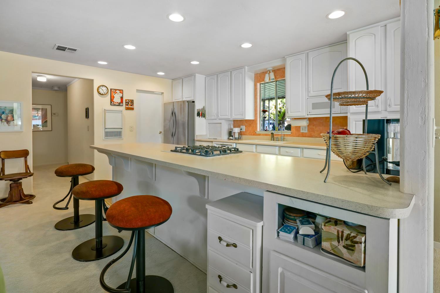 1330 Calaveritas Road, Unit 62 San Andreas, CA 95249 - Photo 11 of 47 THE OPEN KITCHEN FEATURES A SITTING ISLAND