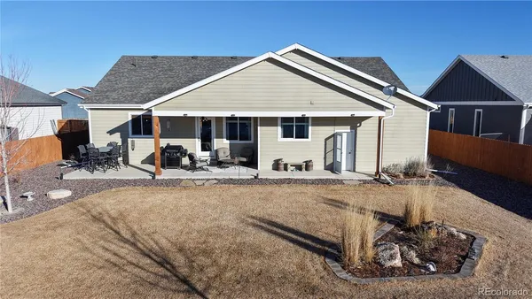a view of a house with backyard