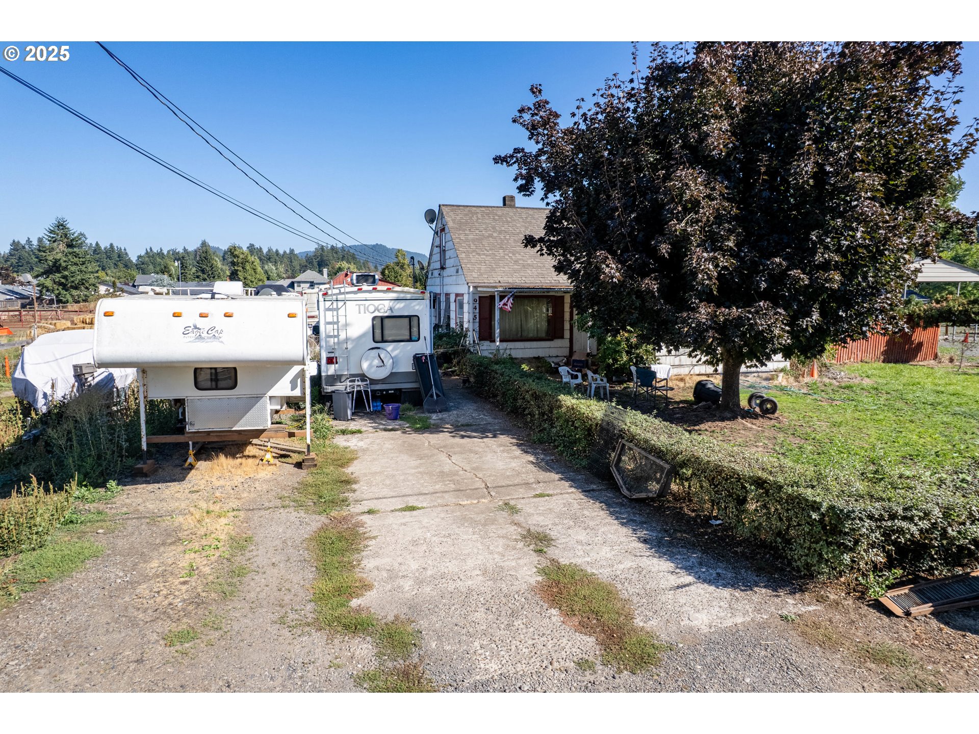 945 South 43rd Street Springfield, OR 97478 - Photo 14 of 15 a view of a yard with wooden fence